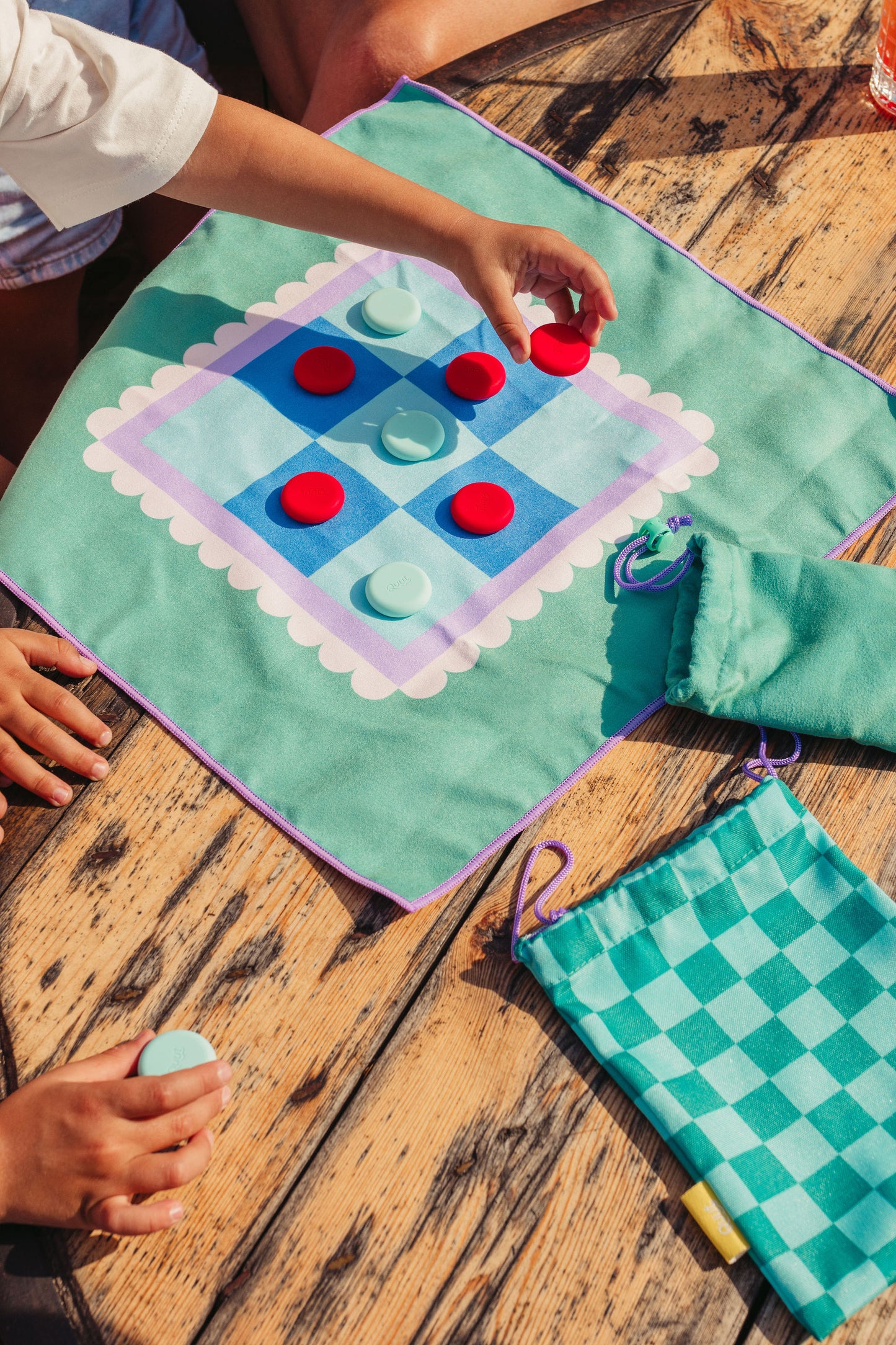 Quut Travel Game Horse Race - Tic Tac Toe