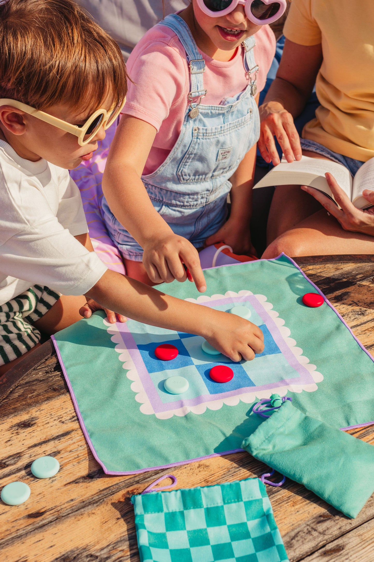 Quut Travel Game Horse Race - Tic Tac Toe